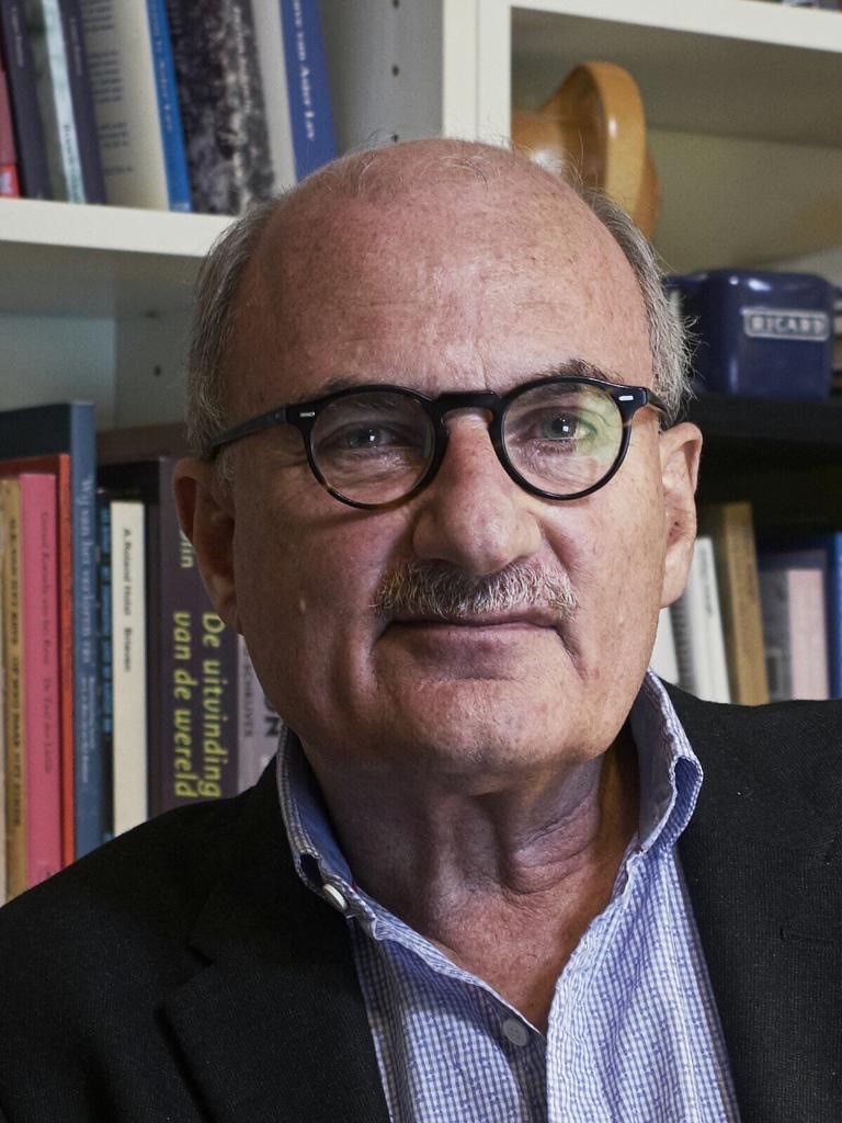 Portret van Casper Postmaa voor een boekenkast