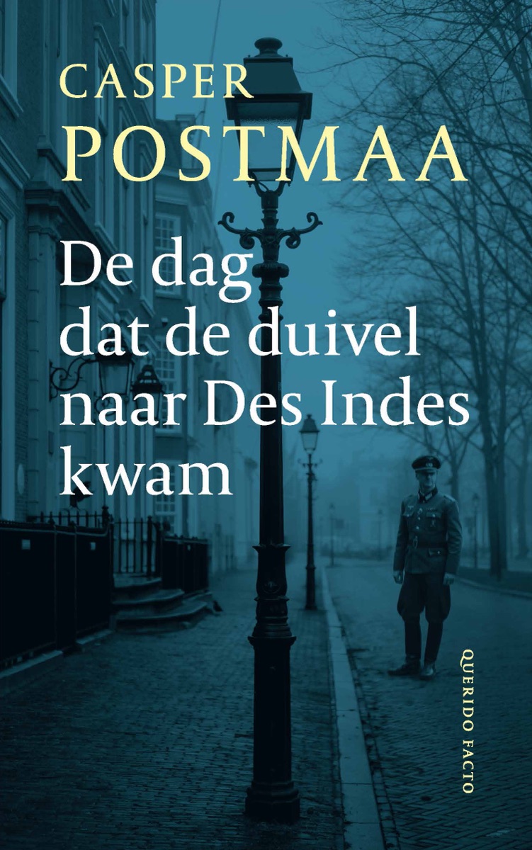 Omslag van 'De dag dat de duivel naar Des Indes kwam': een man in Duits uniform staat in de mist bij een straatlantaarn in een Haagse laan.